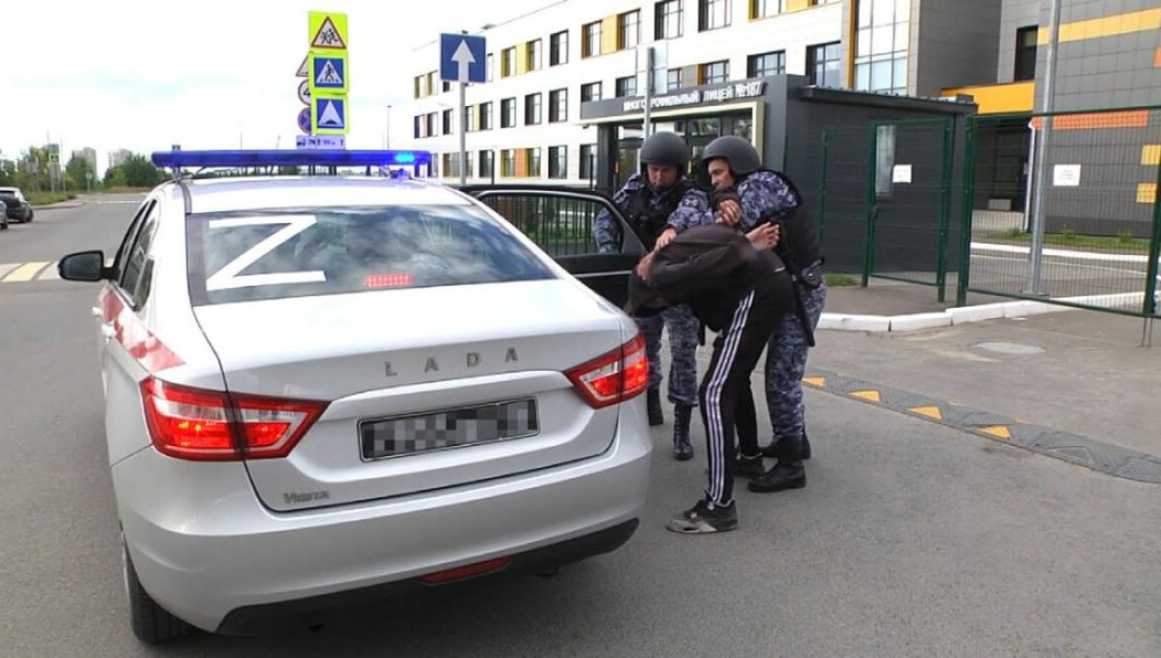 По заданию в здание пытался проникнуть агрессивный пьяный мужчина.