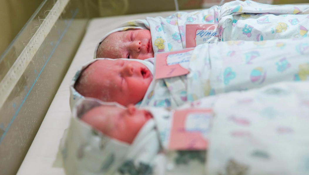 Компанию известному канадскому актеру в автограде составляет Марина Цветаева. И пока одни меняют имена