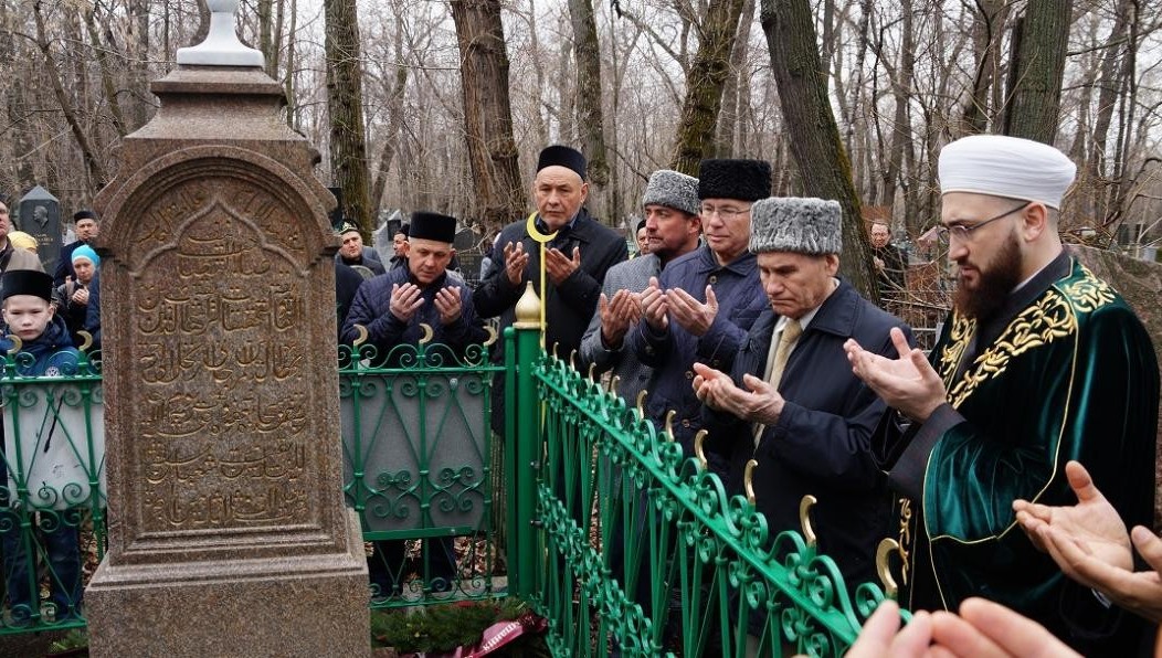 Молитвы на кладбище мусульман