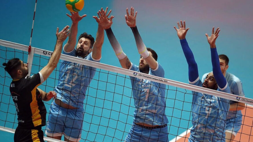 Казанские волейболисты в пяти партиях проиграли польской &laquo;Заксе&raquo;.