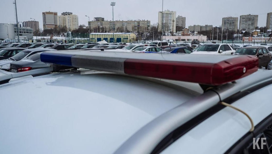 Мужчина подрезал общественный транспорт.