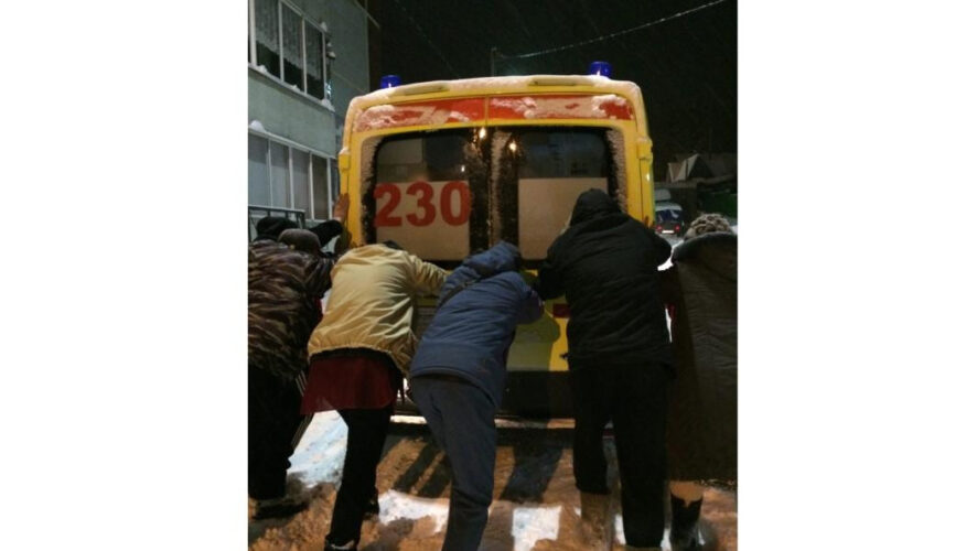 Усилия оказались напрасными: «неотложка» серьезно увязла в снегу и медикам пришлось идти к больному пешком.