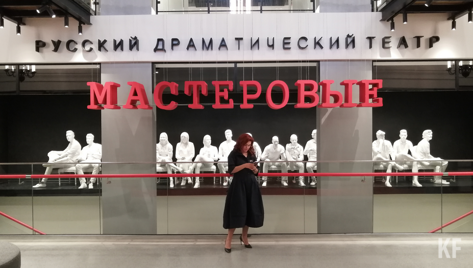 Особое внимание блогеры уделили скульптуре в женском туалете.