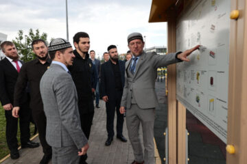 В состав делегации вошли мэр Грозного Хас-Магомед Кадыров и мэр Аргуна Илес Масаев.