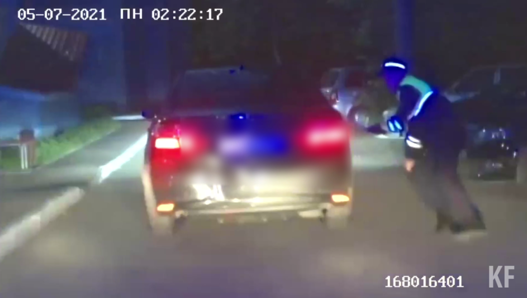 Школьник катался на машине глубокой ночью.