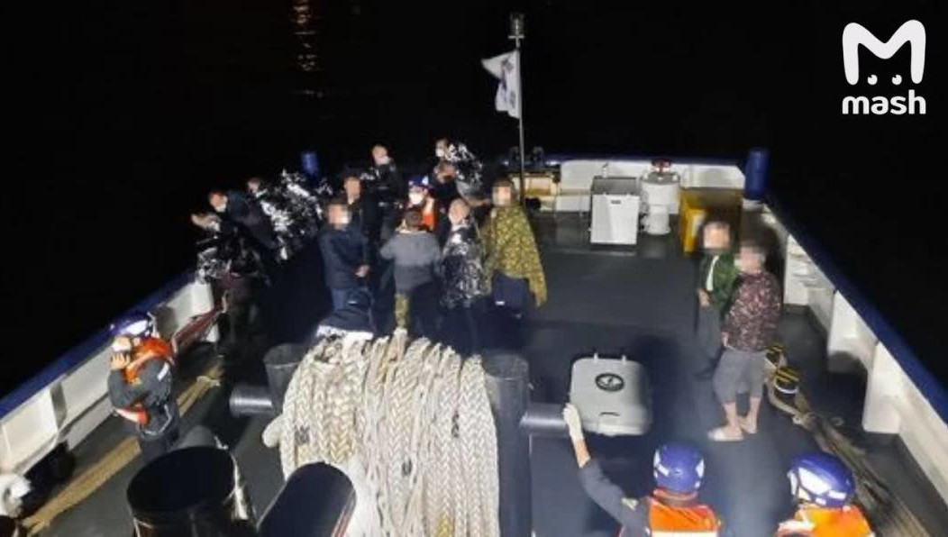 Всего на борту находилось 25 членов экипажа.