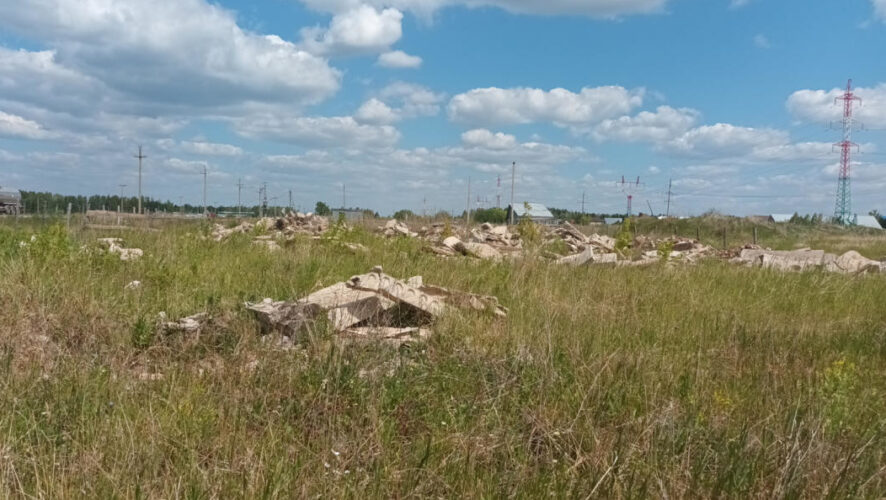 Железобетонными изделиями захламили улицу Сергея Лазо.