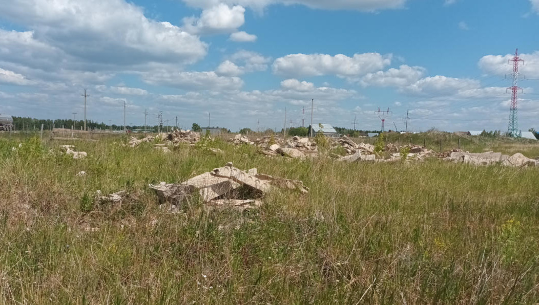 Железобетонными изделиями захламили улицу Сергея Лазо.