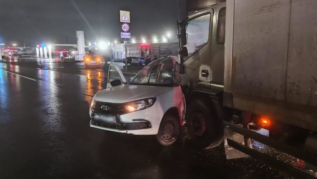 Пострадали водитель сервиса и его пассажирка.