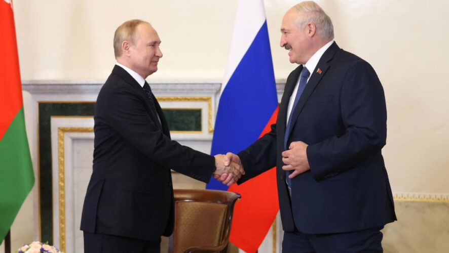 Президент России заявил о необходимости объединить усилия Москвы и Минска для помощи партнерам в получении нужного количества удобрений.