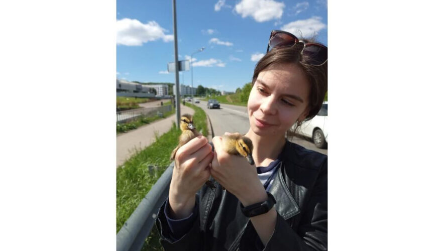 Ксения Антонова и ее муж отнесли птенцов к реке