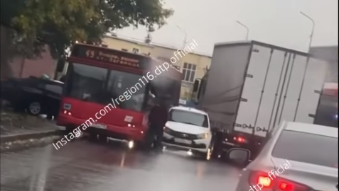 Авария случилась на улице Гладилова.