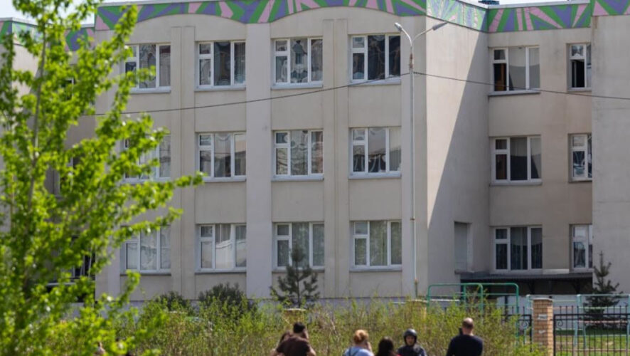 Девочка вместе с родителями вернулась за своими вещами.