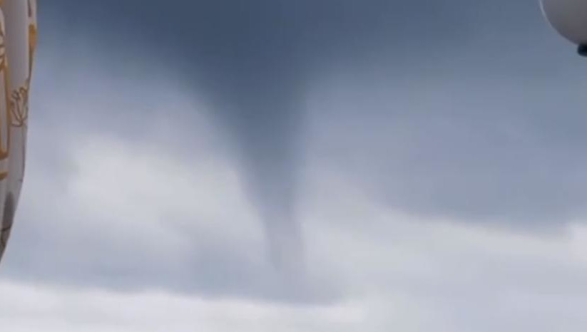 Над морем также заметили смерч.