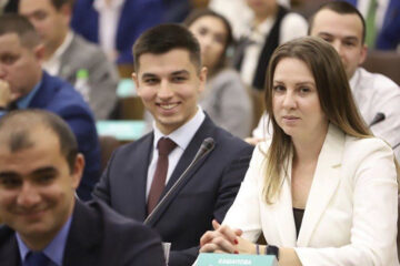 Депутат Евгений Чекашов предложил коллегам-старожилам поддержать идею создания городского парламента для молодых. По мнению парламентария