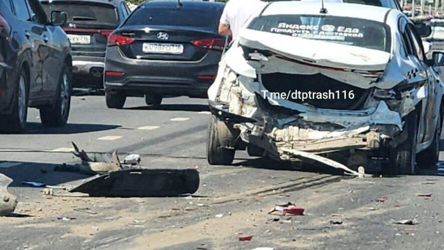 Участниками аварии стало&nbsp;несколько машин.