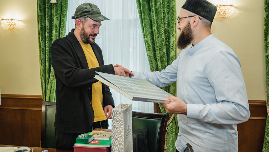 Дизайнера познакомили с деятельностью управления и татарско-мусульманской культурой.