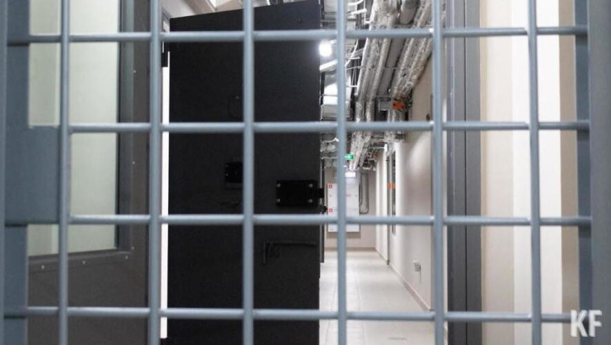 Также пару обвиняют в попытке сбыта наркотиков.