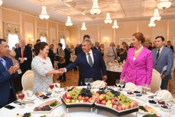 Рустам Минниханов с супругой приняли в Кремле лучшие семьи Татарстана.