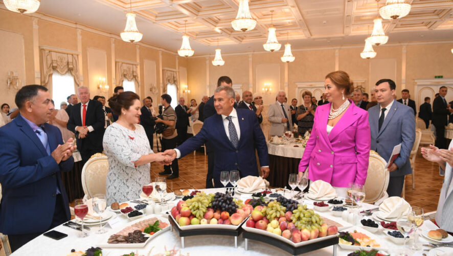 Рустам Минниханов с супругой приняли в Кремле лучшие семьи Татарстана.