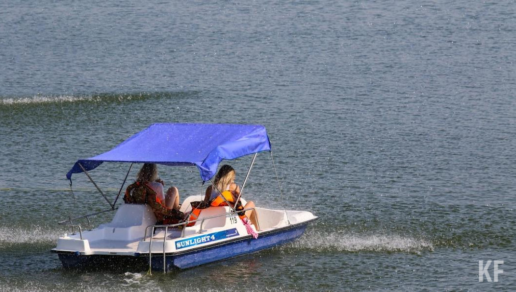 Общая площадь водной поверхности республики составляет 4