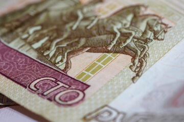Главную поддержку рублю оказывает сохранение прoфицитного счeта платeжного бaланса.