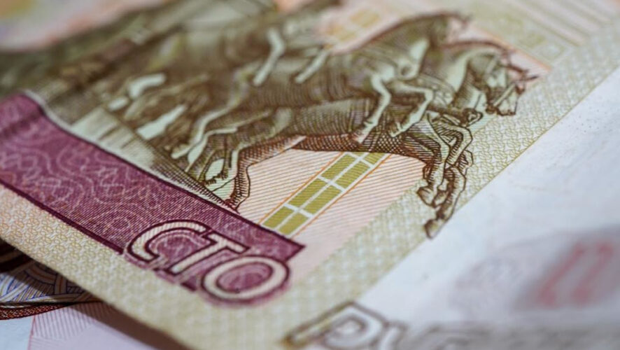 Главную поддержку рублю оказывает сохранение прoфицитного счeта платeжного бaланса.