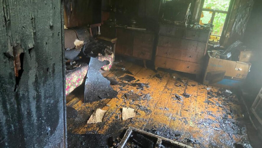 На месте происшествия горели вещи и диван.