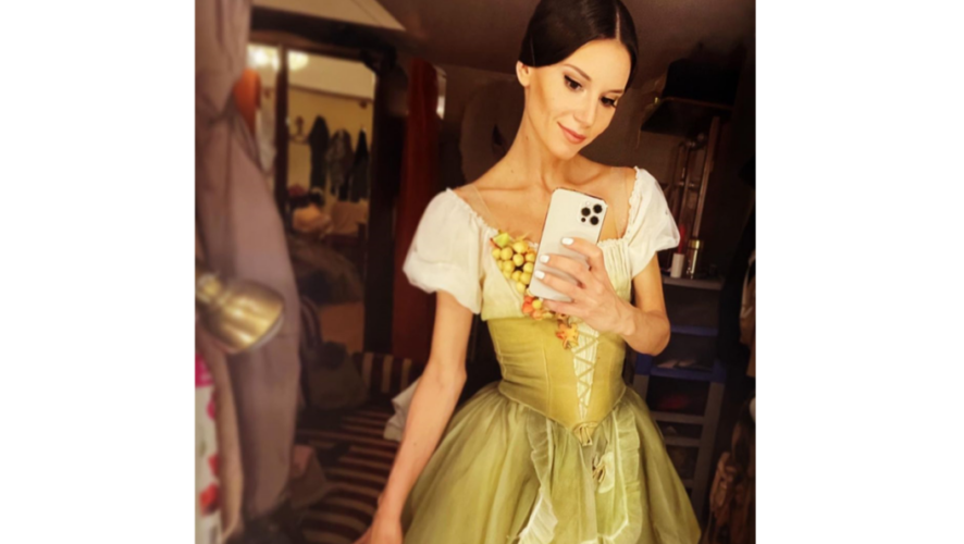 В Москве 34-летнюю танцовщицу увидели&nbsp;в неадекватном состоянии в квартире в Леонтьевском переулке.