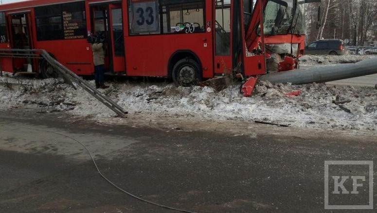 Водитель пассажирского автобуса №33 в Казани потерял управление и врезался в столб на проспекте Ямашева в Казани из-за высокой скорости