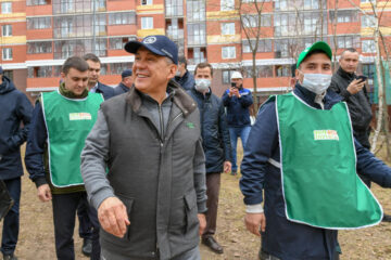Президент Татарстана посадил ели во время республиканского субботника.