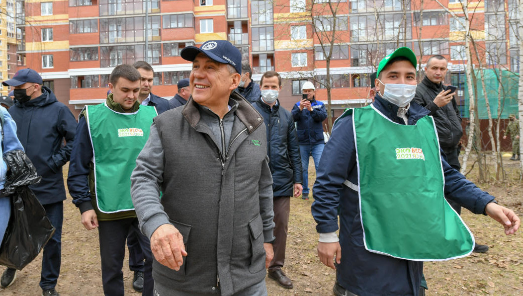 Президент Татарстана посадил ели во время республиканского субботника.