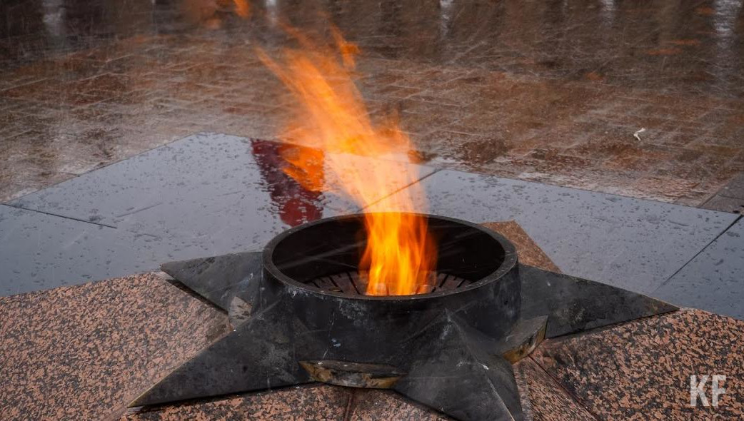 Водителей просят остановиться на обочине и заглушить двигатель машины.