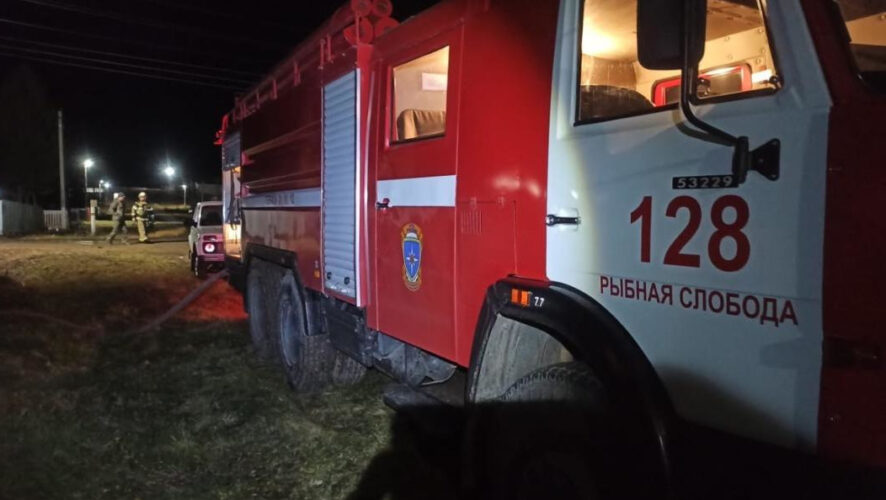 Мужчину госпитализировали в Рыбно-Слободскую ЦРБ с термическими ожогами 1 степени лица и шеи.