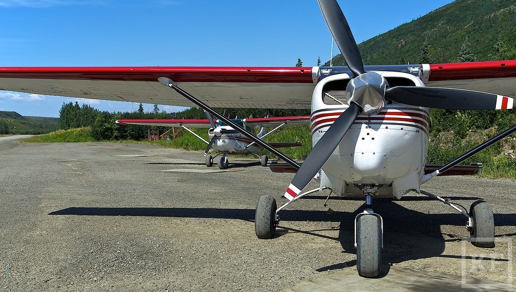 Туристический одномоторный самолет с девятью пассажирами и пилотом потерпел катастрофу на Аляске
