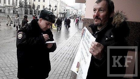 Председатель общества русской культуры РТ Михаил Щеглов провел одиночный пикет возле одного из казанских ресторанов «Макдональдс». Поводом для проведения пикета стало сообщение о