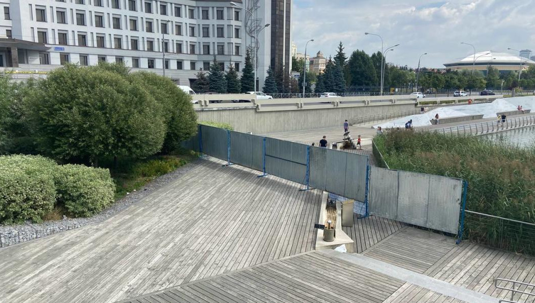 Горожане забыли о безопасности и начали свободно ходить по огороженной части.