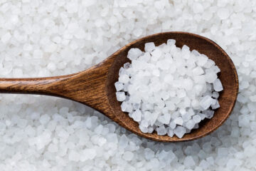 Сейчас нормой считается — не более 5 граммов соли в день.