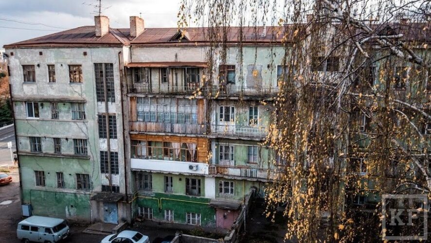 Вахитовский районный суд столицы Татарстана начал рассмотрение иска исполкома к жильцам аварийного Мергасовского дома Елене и Игорю Кузьминых