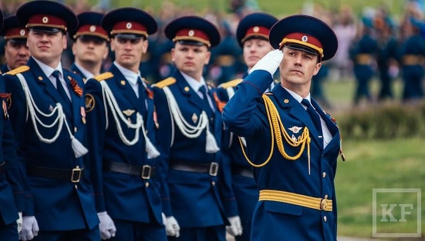 Военнослужащие России при ответе на благодарность или поздравление теперь обязаны отвечать «Служу России»