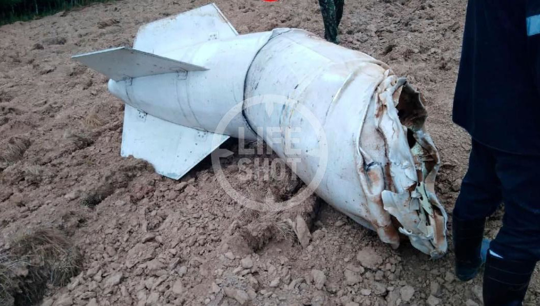 Самолет выполнял тренировочный полет.