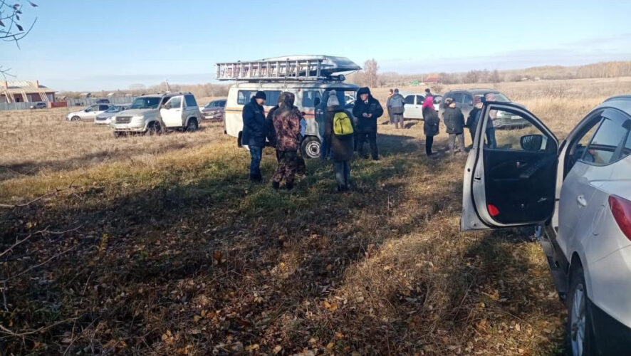 Женщину нашли спасатели.