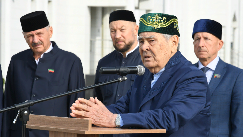 На площадке можно играть в волейбол