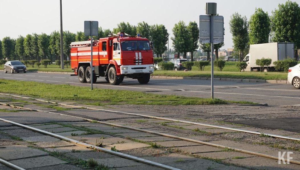 На месте работают спасатели.