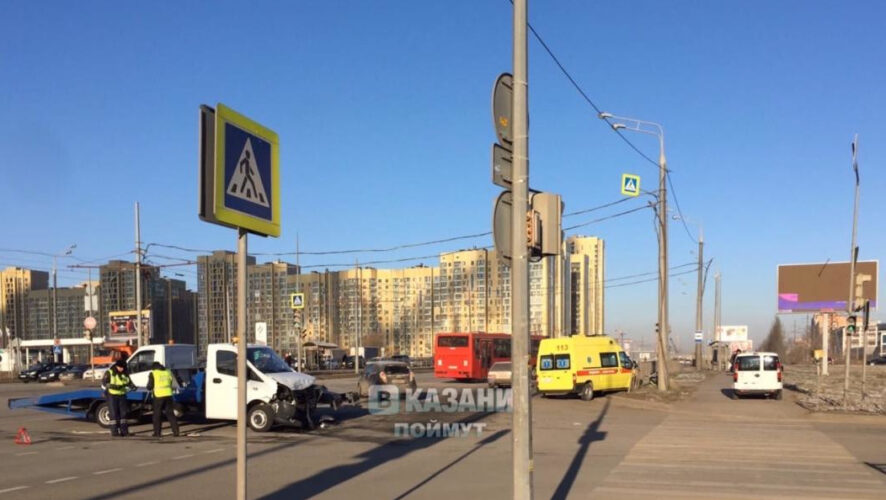 Авария произошла на перекрестке у ТЦ «Мегастрой» в Советском районе города.