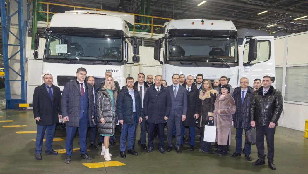 Им показали работу конвейеров.