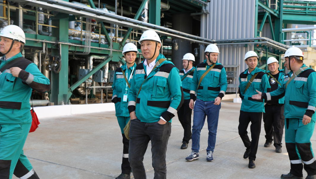 На предприятии побывали директор Департамента нефтегазохимии и технического регулирования министерства энергетики Казахстана Уалихан Избаксанов и управляющий директор Samruk-Kazyna Ondeu Жандос Оразалиев.