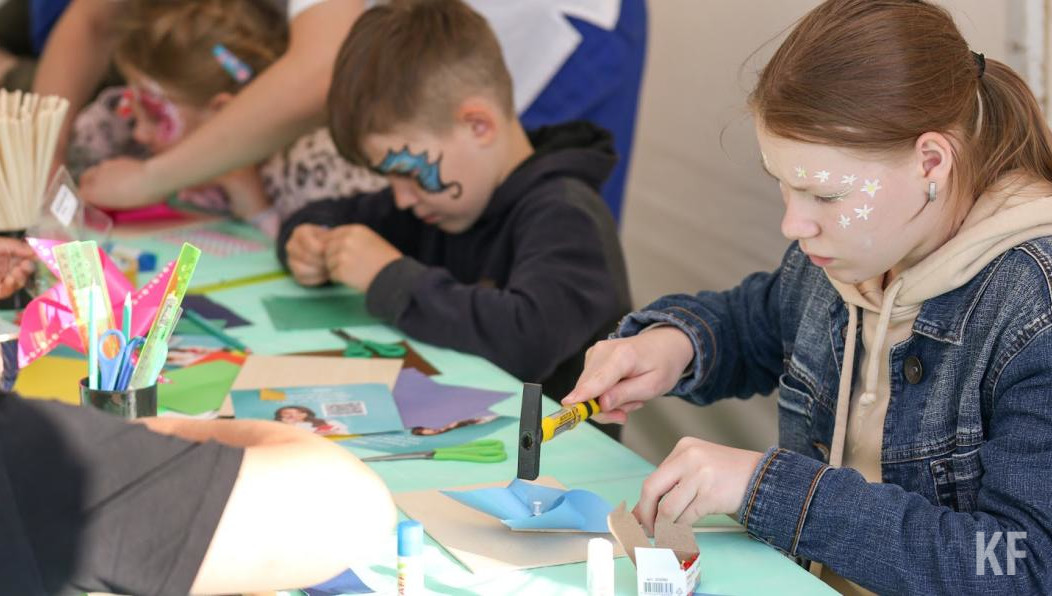 На сегодняшний день в обоих учреждениях наблюдаются гигантские очереди и отказы в зачислении из-за переполненности.