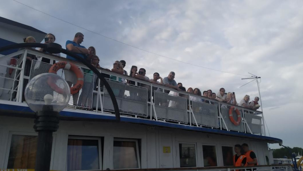 На потерпевшем крушение прогулочном лайнере не было ни одного спасательного жилета. Пассажиры остались живы лишь благодаря тому