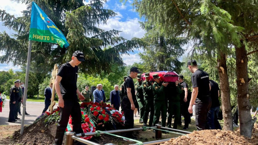 Имена Руслана Радина и Олега Дмитриева увековечат на мемориальном комплексе у Вечного огня.